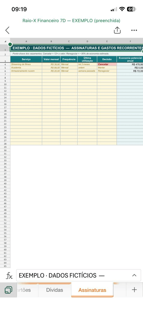 Tela inteira do celular com o aplicativo do Excel aberto na aba Assinaturas e gastos recorrentes do arquivo EXEMPLO: barra de status do telefone, seis colunas de dados, barra de fórmulas e barra de abas